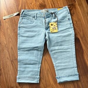 Hybrid & company
New with tag
Light Blue Women's Jean capri
Size 9
